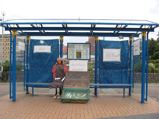 Eckernfoerde: Bushaltestellen werden in einer Kunstaktion auch 2007 zu "Blühenden Verbindungen"