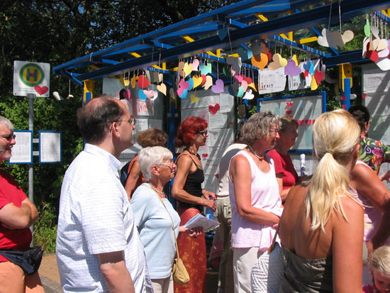 Eckernfoerde: Bushaltestellen werden in einer Kunstaktion zu blühenden Verbindungen
