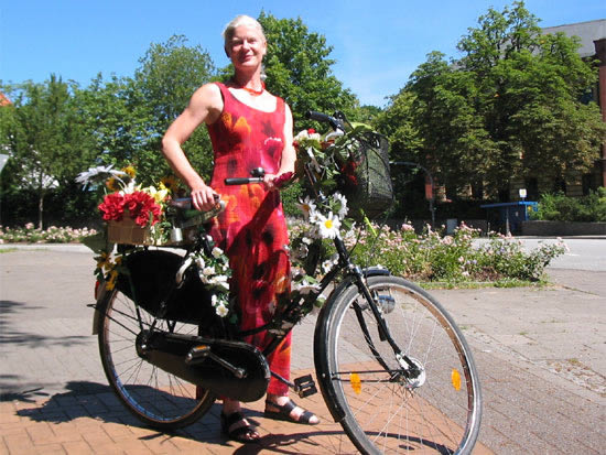 Ingeborg Losch mit ihrem "Blühenden Verbindungs-RAD"