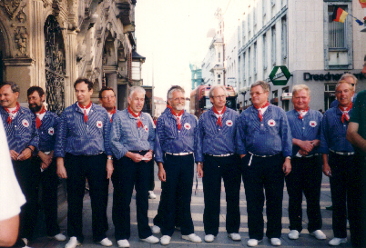 1996, Singen am Rathaus: Der Chorleiter ging Fegen ...